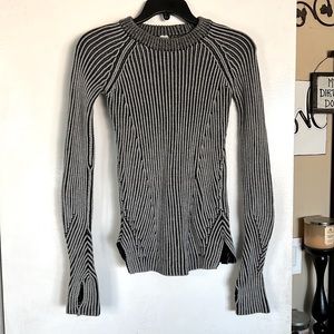 EUC IVIVVA (KIDS LULULEMON) heavyweight knit  sweater